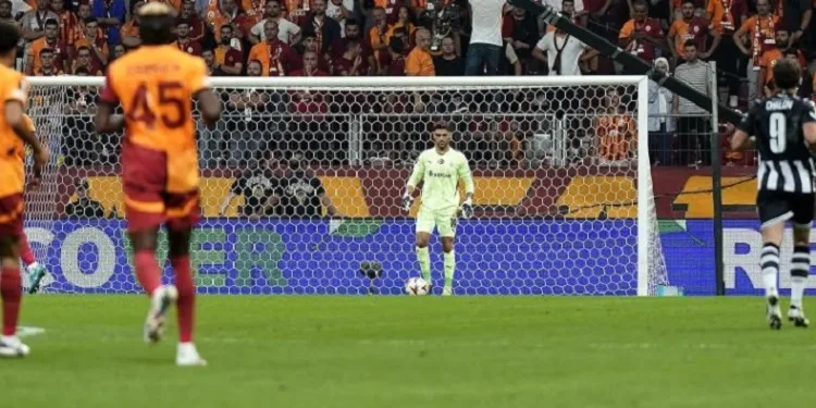 Galatasaray’ın tecrübeli kalecisi Günay Güvenç: “UEFA Avrupa Ligi için hedef koyduk”