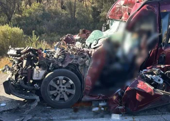 Erzincan’da otomobil TIR’a çarptı: 3 ölü, 2 ağır yaralı