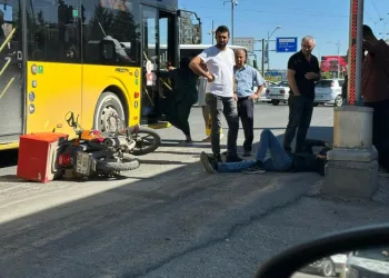 Otobüs ile çarpışan motosikletin sürücüsü yaralandı