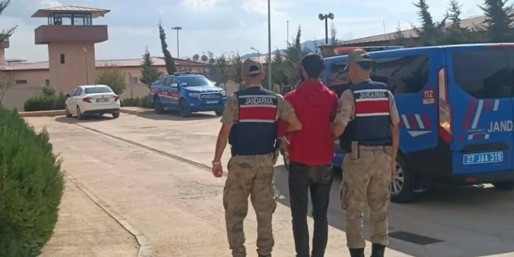 Hırsızlık suçundan 16 yıl cezası bulunan firariyi jandarma yakaladı