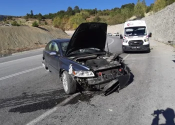 Otomobil duvara çarptı: 1 yaralı