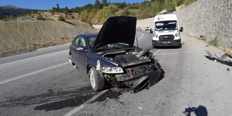 Otomobil duvara çarptı: 1 yaralı