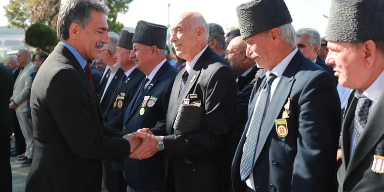 Başkan Deviren Gaziler ile bir araya geldi