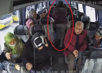 Bursa’da bir şahıs, otobüste husumetlisini silahla vurdu