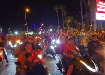 Marmaris’te Galatasaraylılar galibiyet sevinci ile sokaklara döküldü