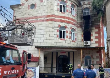 Mersin’de yıldırım düşen camide yangın çıktı