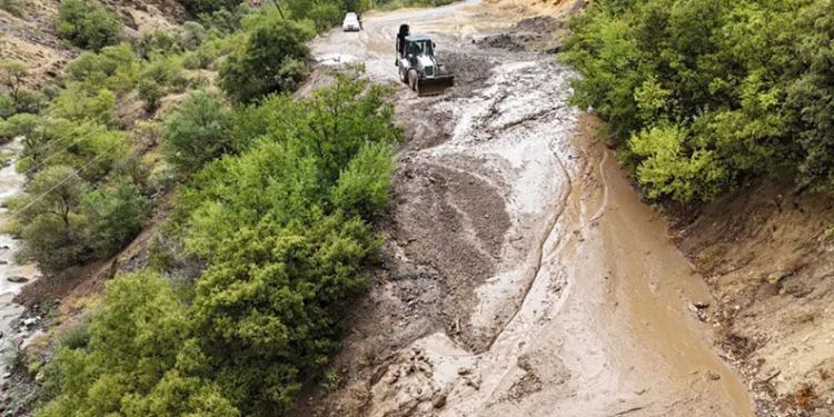 Tunceli’de sağanak yağış heyelana neden oldu