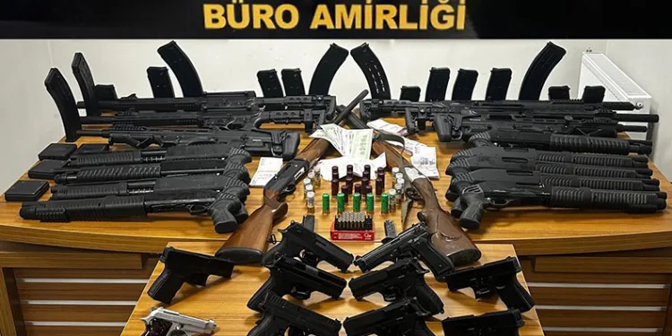İzmir’de silah tacirlerine polisten operasyon