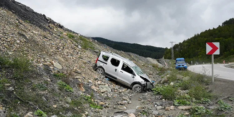 Kastamonu’da ticari araç şarampole uçtu: 5 yaralı