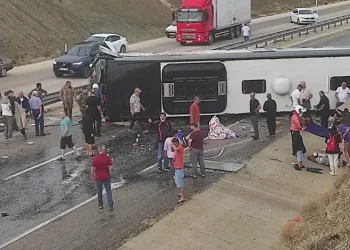 Antalya’da yolcu otobüsü devrildi: 10 yaralı