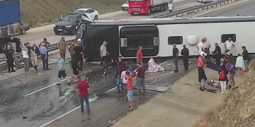 Antalya’da yolcu otobüsü devrildi: 10 yaralı