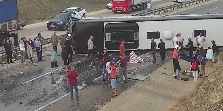 Antalya’da yolcu otobüsü devrildi: 10 yaralı