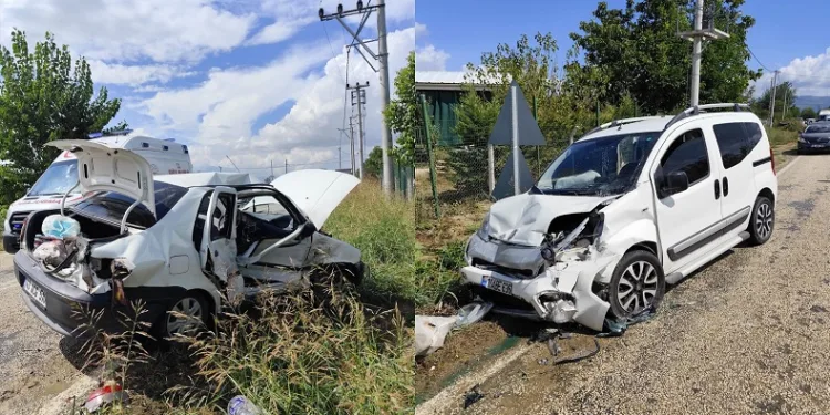 Bursa’da 2 otomobil kafa kafaya çarpıştı: 8 yaralı