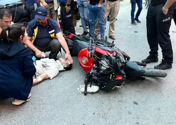 Bursa’da motosikletin çarptığı yaya metrelerce savruldu