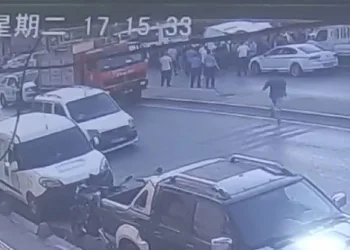 Minibüs, park halindeki otomobilin üzerine çıktı