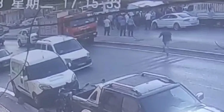 Minibüs, park halindeki otomobilin üzerine çıktı