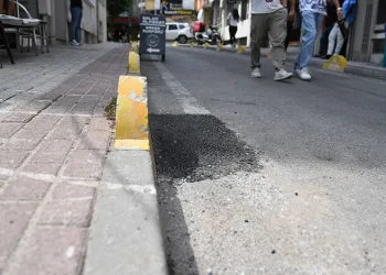 Bursa’da insanların düşmesine sebep olan çukur onarıldı