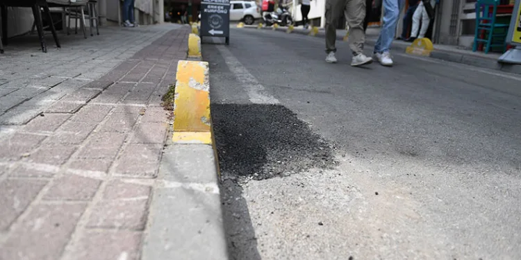 Bursa’da insanların düşmesine sebep olan çukur onarıldı