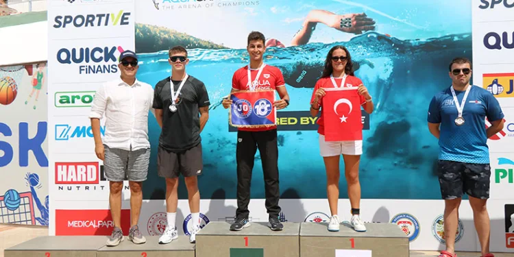Bursalı komutan madalyaları topladı