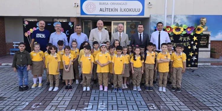 Bekir Aydın ilk derste öğrencilere eşlik etti