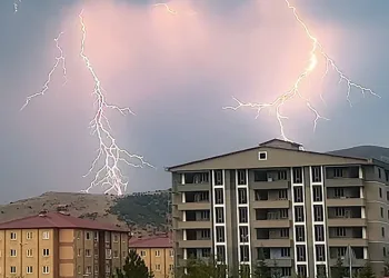 Tatvan’da şiddetli yağmur taşkınlara sebep oldu