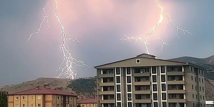 Tatvan’da şiddetli yağmur taşkınlara sebep oldu