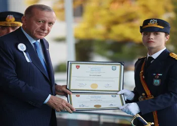 Hava ve Deniz Harp Okullarının birincileri kadın teğmenler oldu