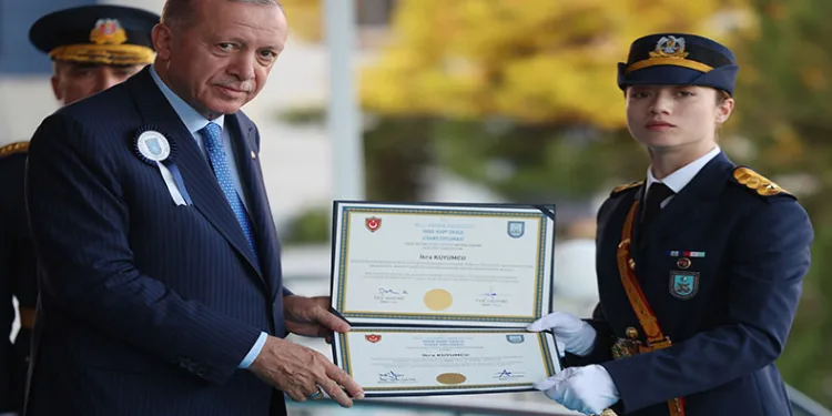 Hava ve Deniz Harp Okullarının birincileri kadın teğmenler oldu