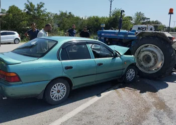 Otomobil traktörle çarpıştı: 2 yaralı