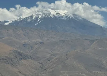 Ağrı Dağı’na yaz mevsiminden sonra ilk kar düştü