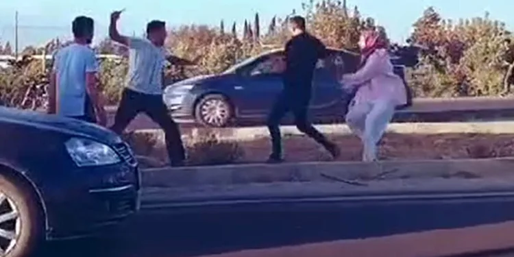 Otobüs şoförü, otomobil sürücüsüne bıçakla saldırdı