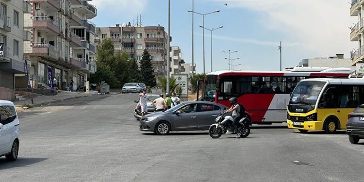 Mardin’de halk otobüsü ile otomobil çarpıştı