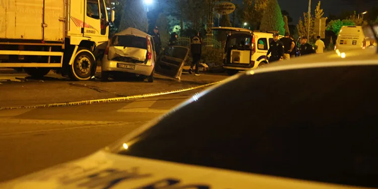 Kamyon ile otomobil çarpıştı: 1 ölü