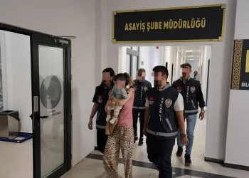 Kucağında bebekle tutuklandı