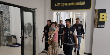 Kucağında bebekle tutuklandı
