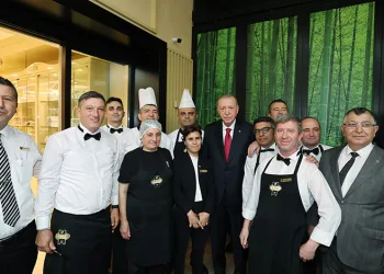 Cumhurbaşkanı Erdoğan, Ankara’da bir pastaneyi ziyaret ederek vatandaşlarla sohbet etti