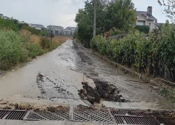 Sağanak yağışta yolda çukur oluştu