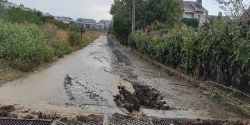 Sağanak yağışta yolda çukur oluştu