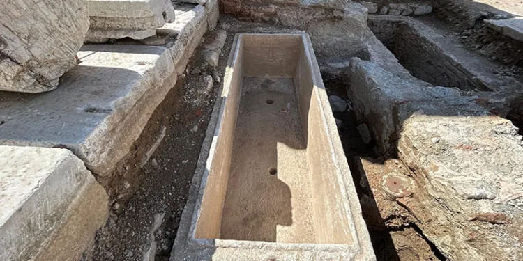 Tam bin 800 yıllık: İzmir’de Romalı gladyatörün lahiti bulundu