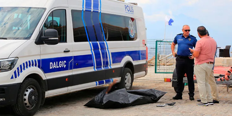 Deniz yüzeyinde bir kişinin cansız bedeni bulundu