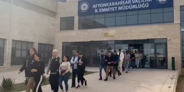 Dijital ortamda 272 kişiyi 17 milyon 500 bin TL dolandıran çeteye polisten darbe