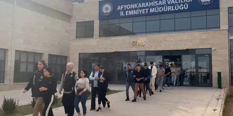 Dijital ortamda 272 kişiyi 17 milyon 500 bin TL dolandıran çeteye polisten darbe