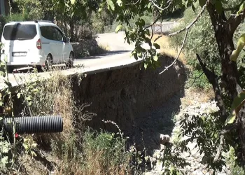 Akarsu toprağı aşındırdı, köy yolu havada kaldı