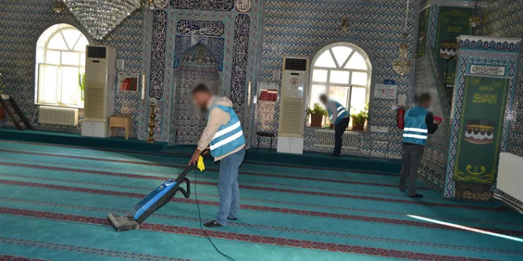 Denetimli serbestlik hükümlüleri camilerde bakım yaptı