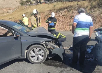 Mardin’de iki otomobil çarpıştı: 2 yaralı
