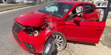 Antalya’da iki otomobil kavşakta çarpıştı