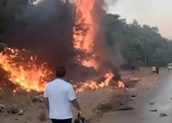 Motosikletle çarpışan araç yandı: 1 ölü