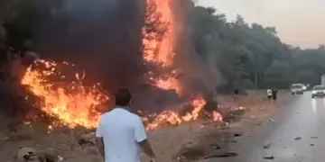 Motosikletle çarpışan araç yandı: 1 ölü