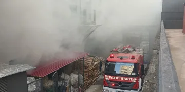 Kimya fabrikasında korkutan yangın