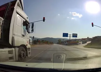 Bursa’da kırmızı ışıkta geçen tır, tehlike saçtı